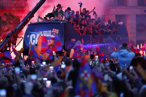 Aficionados del Barcelona son arrestados en París por hacer el .